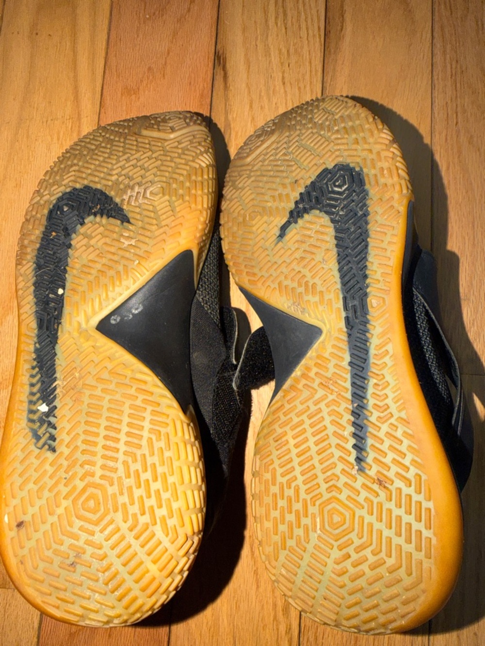Nike Black and Gum-Soled zoom size 10.5 - Picture 4 of 5